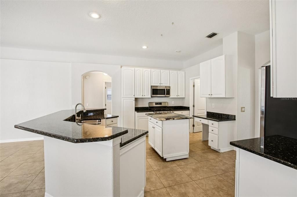 合同活跃: $525,000 (4 贝兹, 3 浴室, 2418 平方英尺)