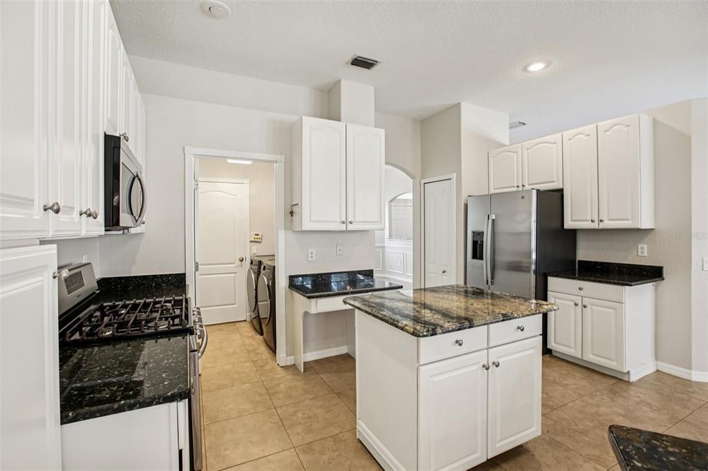 合同活跃: $525,000 (4 贝兹, 3 浴室, 2418 平方英尺)