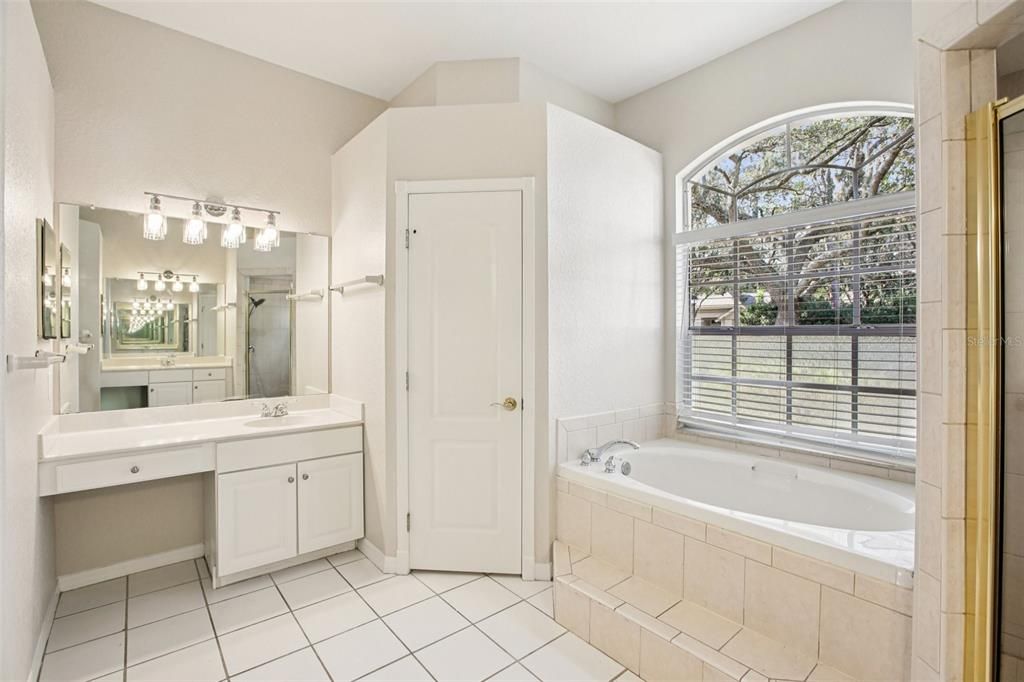 合同活跃: $525,000 (4 贝兹, 3 浴室, 2418 平方英尺)