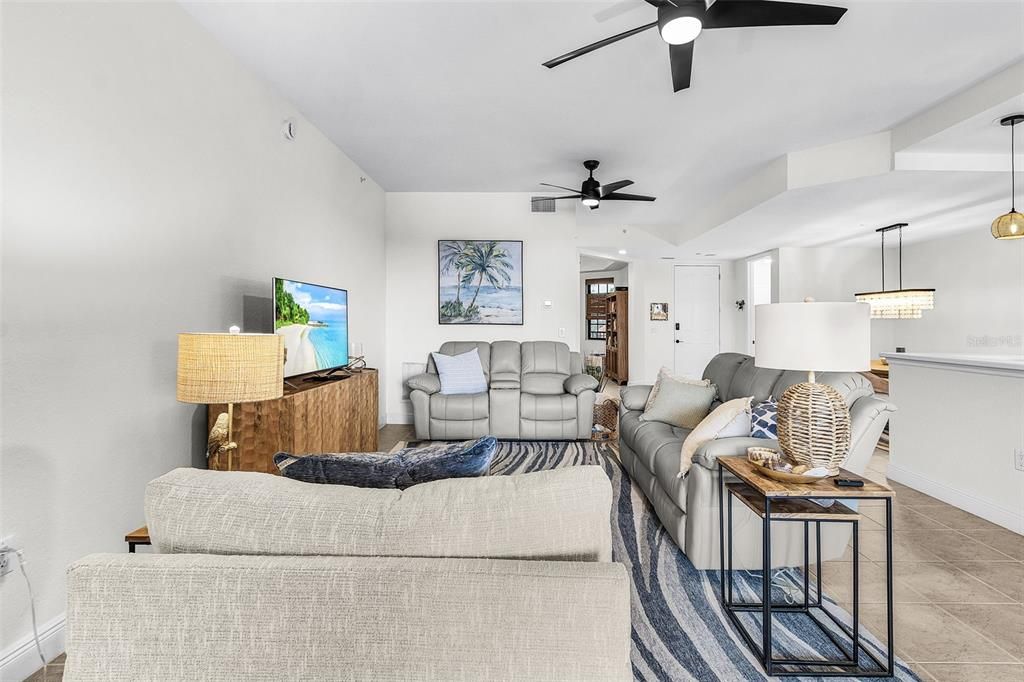 На продажу: $399,000 (2 спален, 2 ванн, 1788 Квадратных фут)