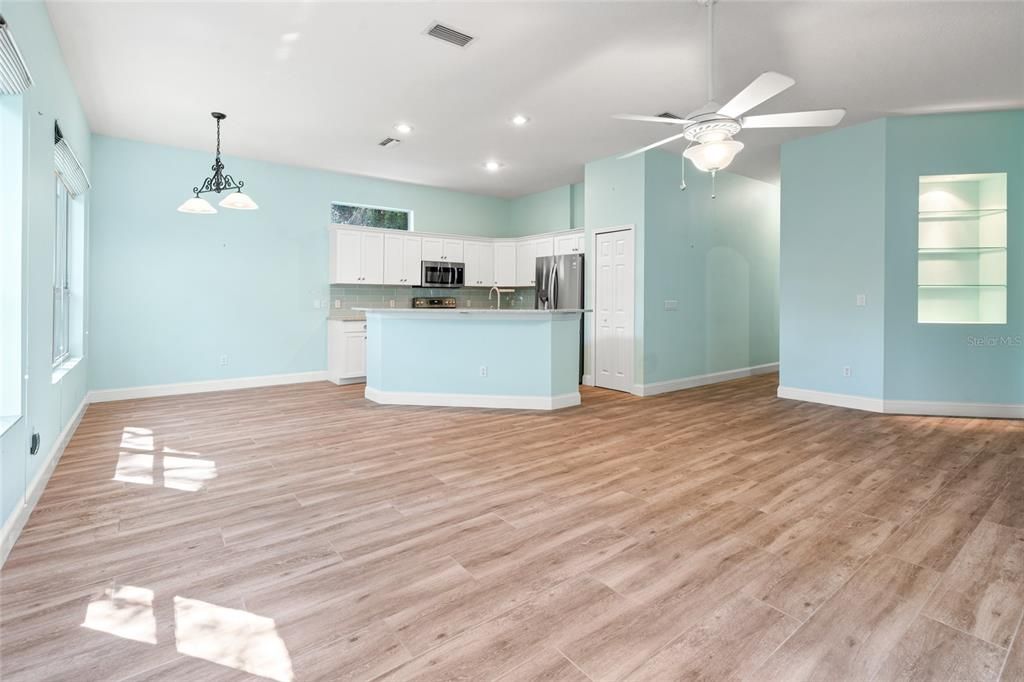 Под контрактом: $400,000 (4 спален, 2 ванн, 2101 Квадратных фут)