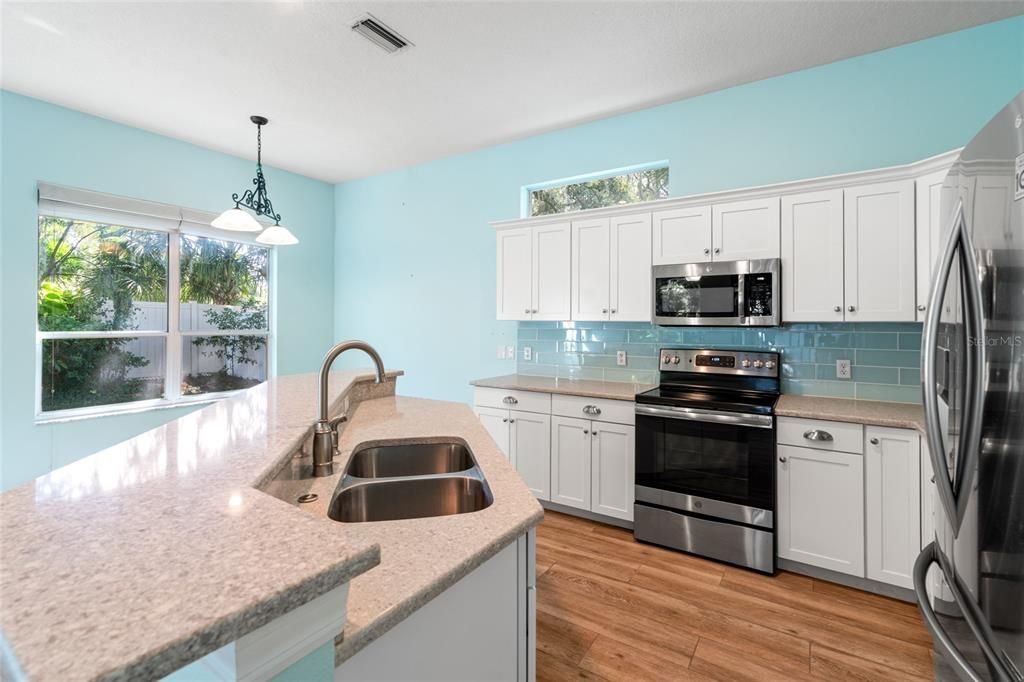 Под контрактом: $400,000 (4 спален, 2 ванн, 2101 Квадратных фут)