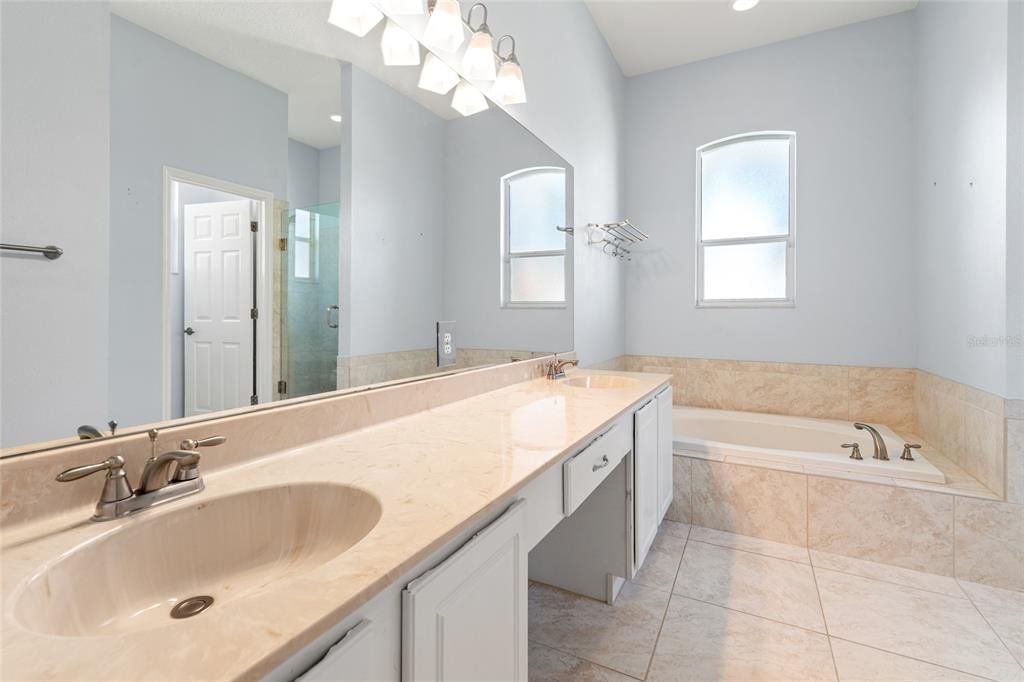 Под контрактом: $400,000 (4 спален, 2 ванн, 2101 Квадратных фут)