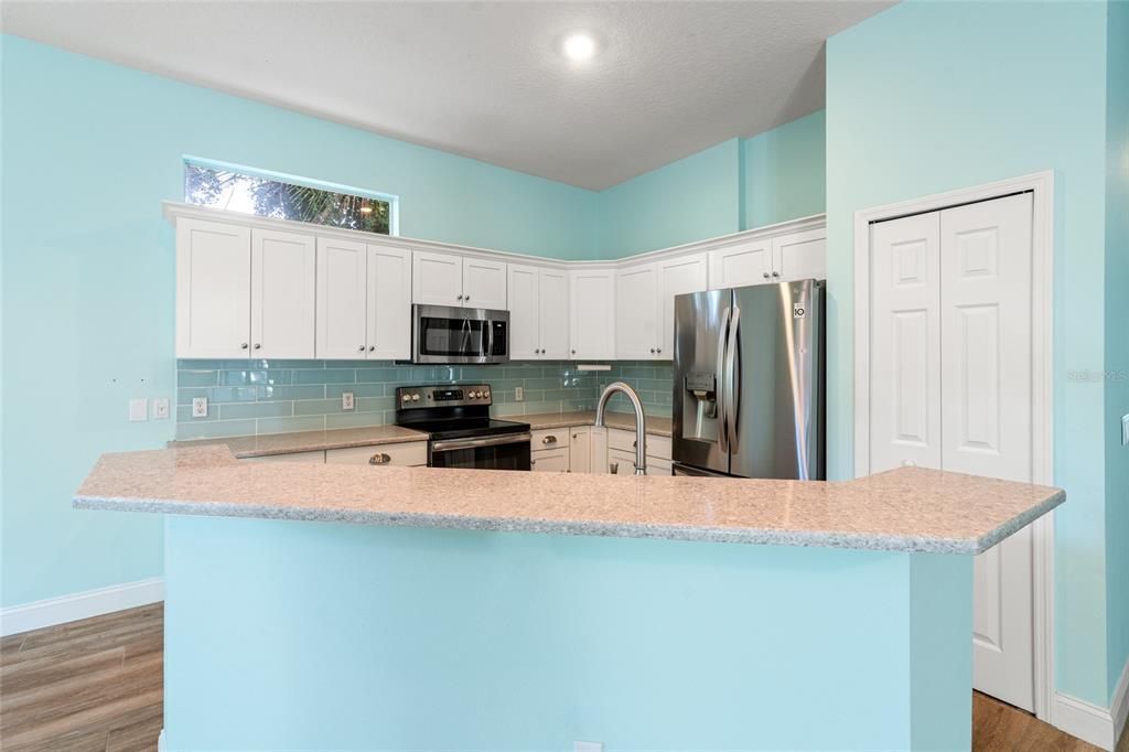 Под контрактом: $400,000 (4 спален, 2 ванн, 2101 Квадратных фут)