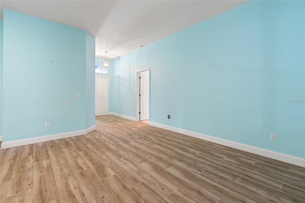 Под контрактом: $400,000 (4 спален, 2 ванн, 2101 Квадратных фут)