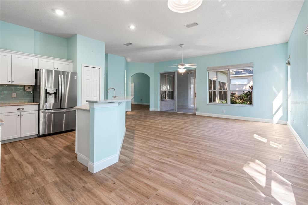 Под контрактом: $400,000 (4 спален, 2 ванн, 2101 Квадратных фут)