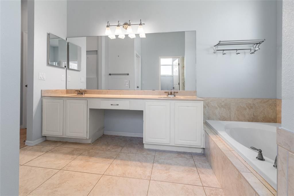 Под контрактом: $400,000 (4 спален, 2 ванн, 2101 Квадратных фут)