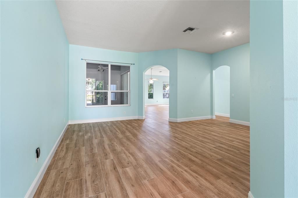 Под контрактом: $400,000 (4 спален, 2 ванн, 2101 Квадратных фут)