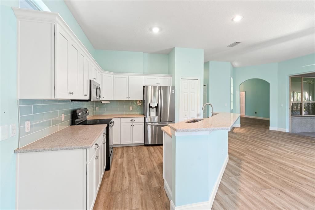 Под контрактом: $400,000 (4 спален, 2 ванн, 2101 Квадратных фут)