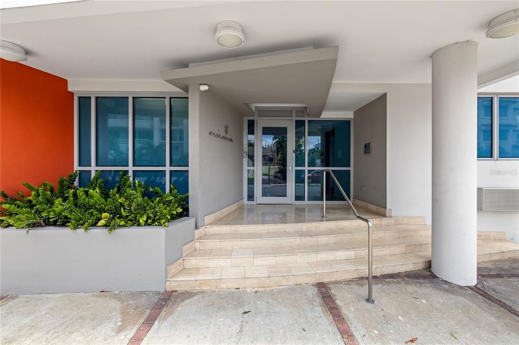 For Sale: $1,795,000 (3 beds, 2 baths, 3181 Square Feet)