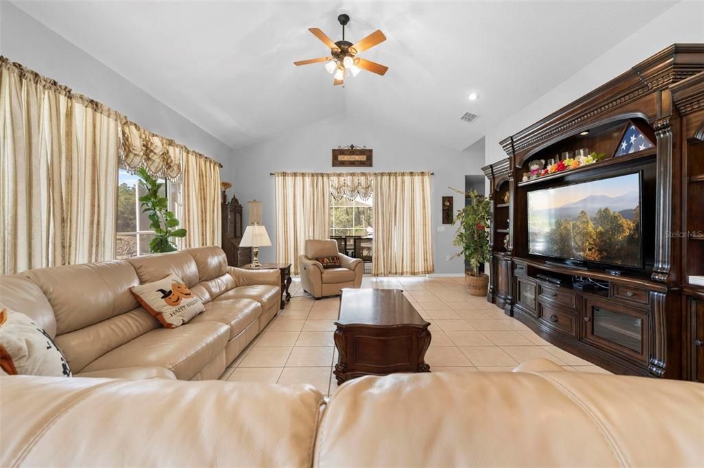 En Venta: $970,000 (6 camas, 3 baños, 4409 Pies cuadrados)