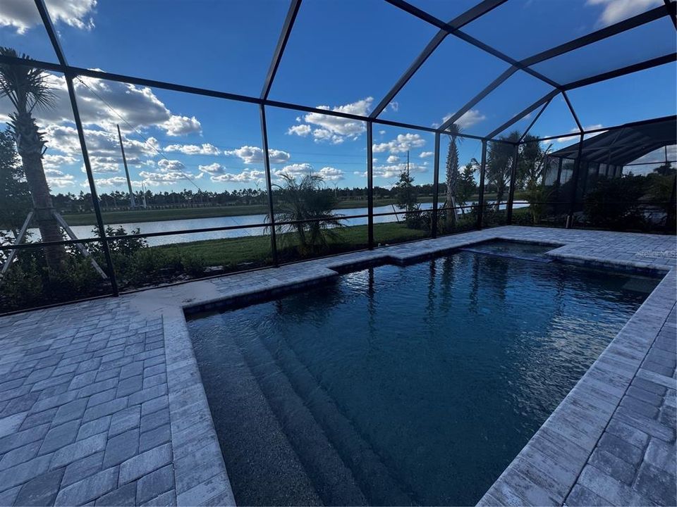 合同活跃: $696,405 (4 贝兹, 2 浴室, 2245 平方英尺)