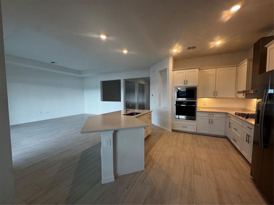 合同活跃: $696,405 (4 贝兹, 2 浴室, 2245 平方英尺)