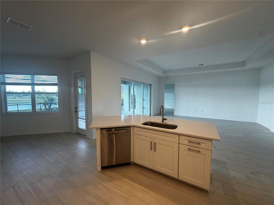 合同活跃: $696,405 (4 贝兹, 2 浴室, 2245 平方英尺)