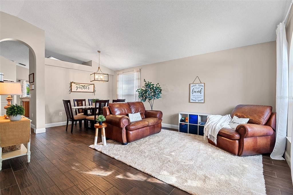 Activo con contrato: $400,000 (3 camas, 2 baños, 1668 Pies cuadrados)