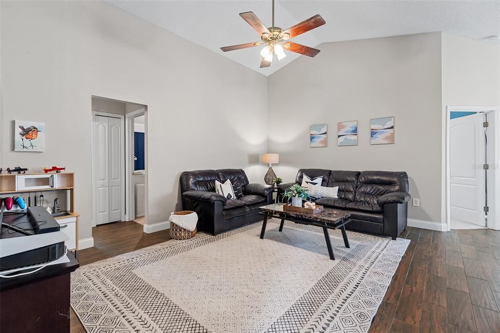 Activo con contrato: $400,000 (3 camas, 2 baños, 1668 Pies cuadrados)