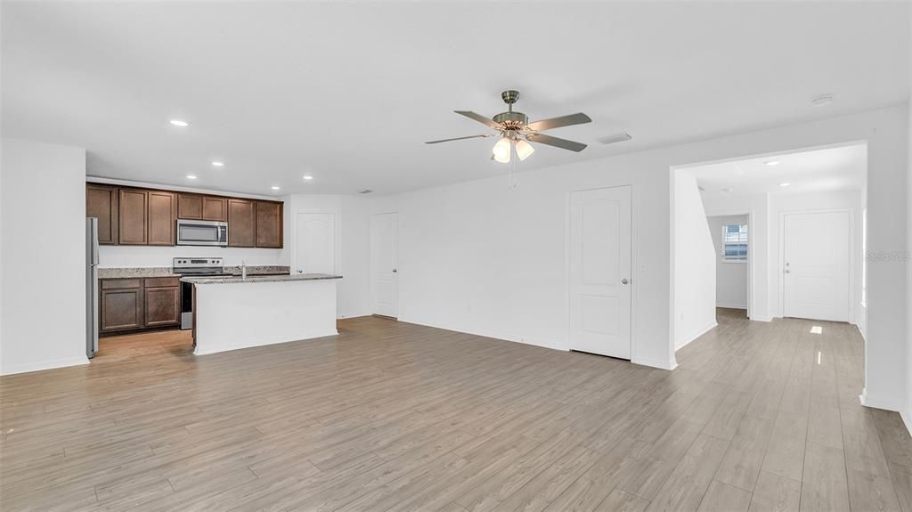 待售: $330,000 (4 贝兹, 2 浴室, 1831 平方英尺)