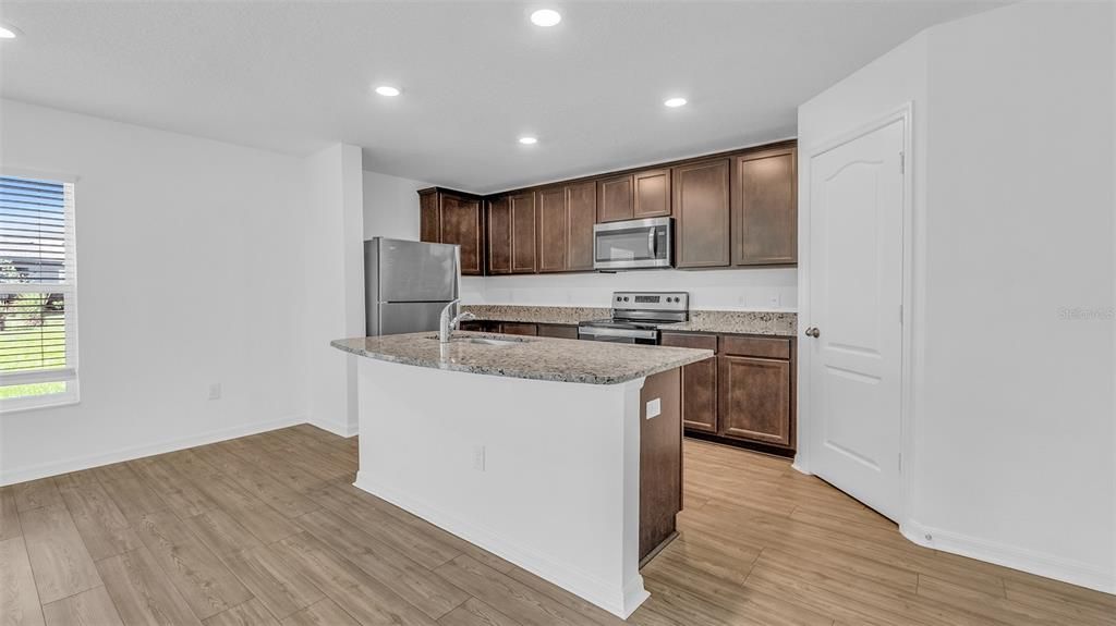 待售: $330,000 (4 贝兹, 2 浴室, 1831 平方英尺)