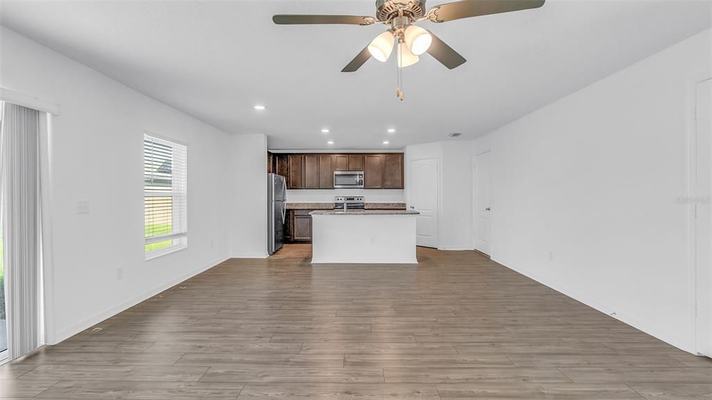 待售: $330,000 (4 贝兹, 2 浴室, 1831 平方英尺)