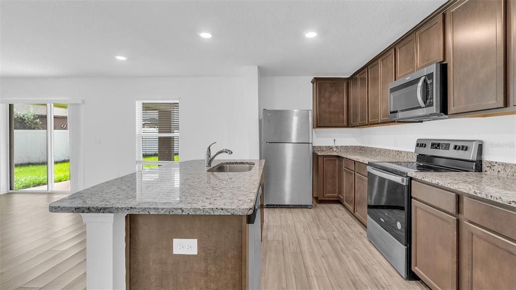 待售: $330,000 (4 贝兹, 2 浴室, 1831 平方英尺)