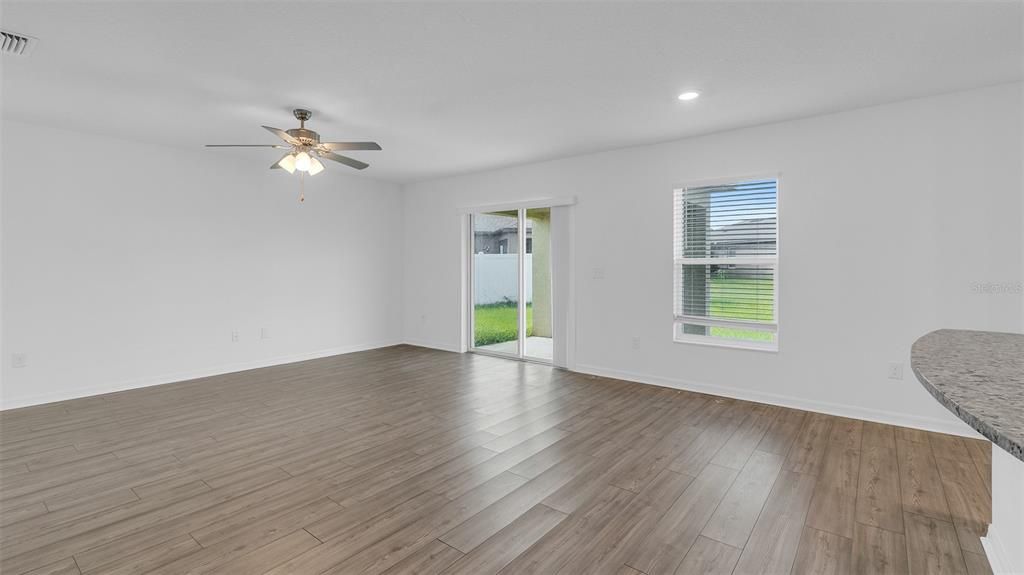 待售: $330,000 (4 贝兹, 2 浴室, 1831 平方英尺)