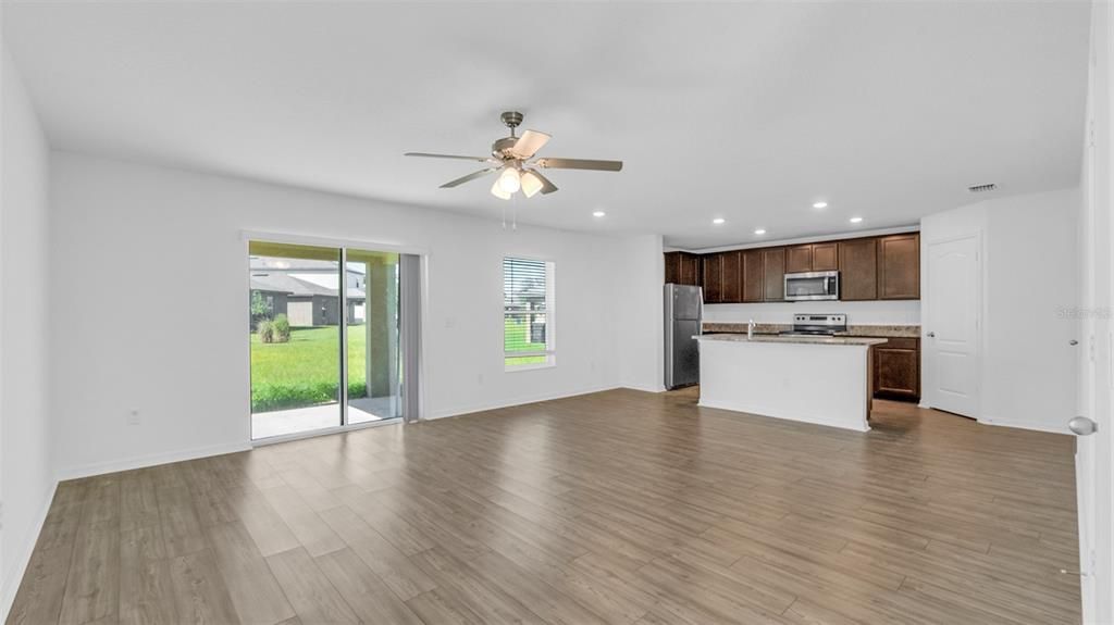 待售: $330,000 (4 贝兹, 2 浴室, 1831 平方英尺)