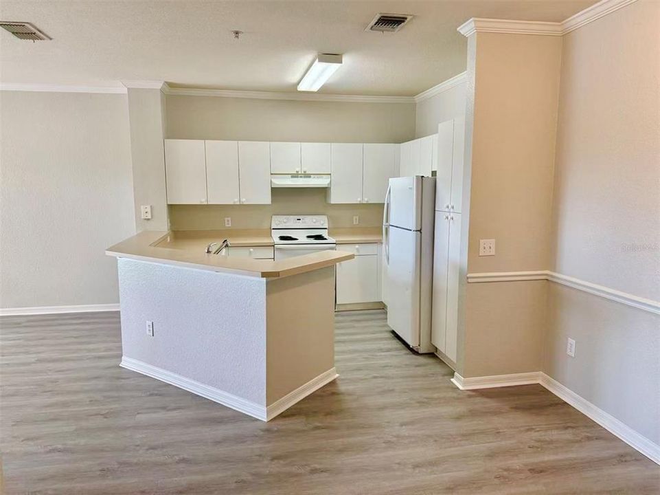 For Sale: $189,000 (1 beds, 1 baths, 782 Square Feet)