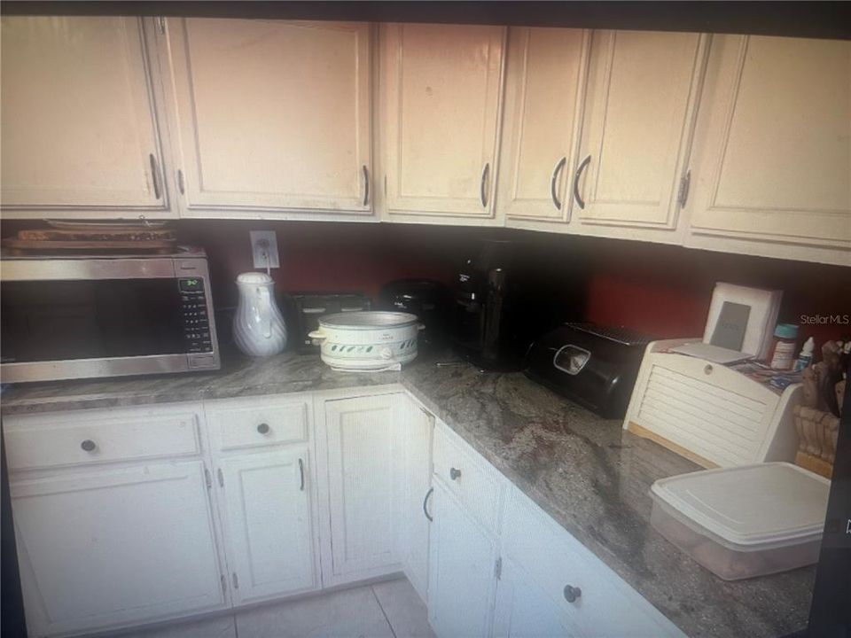 Activo con contrato: $285,000 (4 camas, 2 baños, 1880 Pies cuadrados)