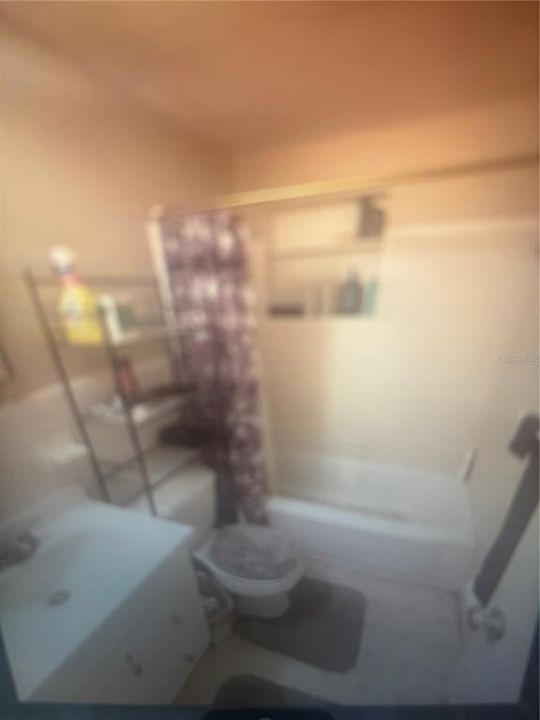 Activo con contrato: $285,000 (4 camas, 2 baños, 1880 Pies cuadrados)