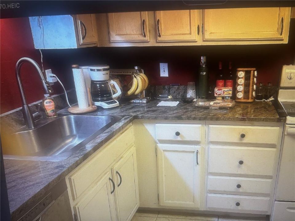 Activo con contrato: $285,000 (4 camas, 2 baños, 1880 Pies cuadrados)