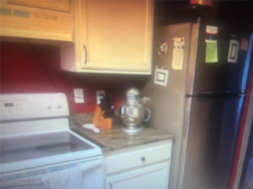 Activo con contrato: $285,000 (4 camas, 2 baños, 1880 Pies cuadrados)