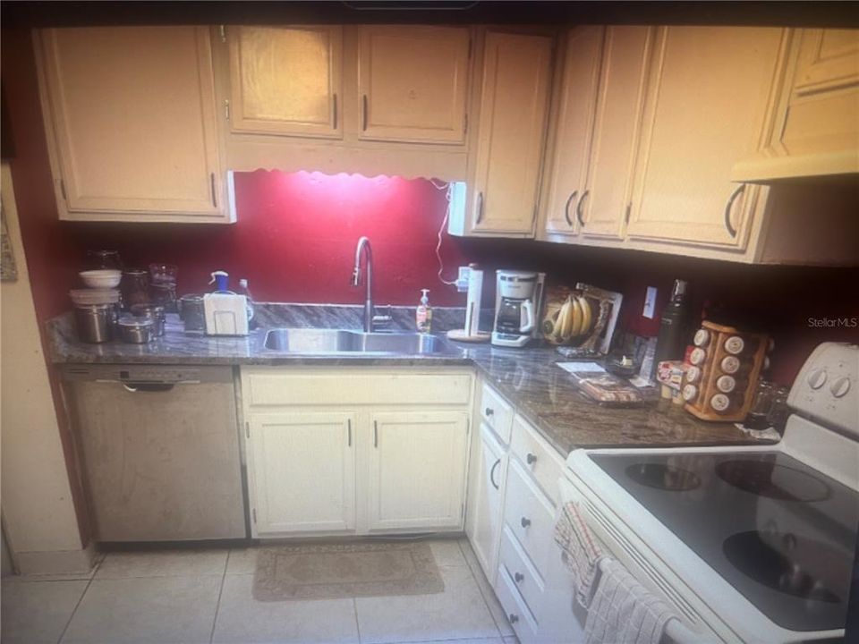 Activo con contrato: $285,000 (4 camas, 2 baños, 1880 Pies cuadrados)