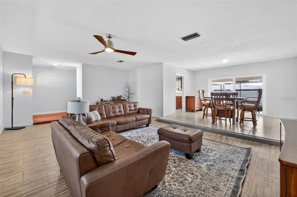 待售: $699,990 (4 贝兹, 3 浴室, 2226 平方英尺)