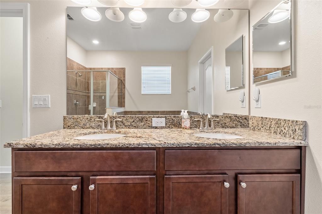 For Sale: $350,550 (3 beds, 3 baths, 2562 Square Feet)