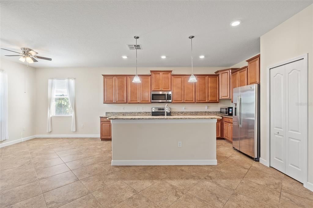 For Sale: $350,550 (3 beds, 3 baths, 2562 Square Feet)