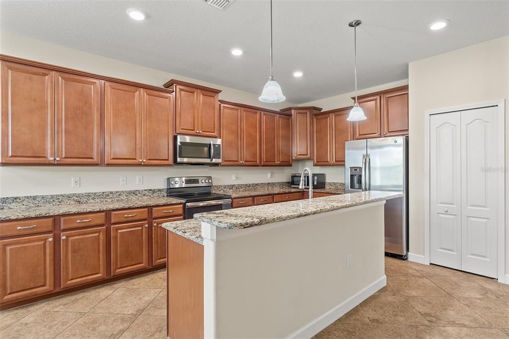 For Sale: $350,550 (3 beds, 3 baths, 2562 Square Feet)