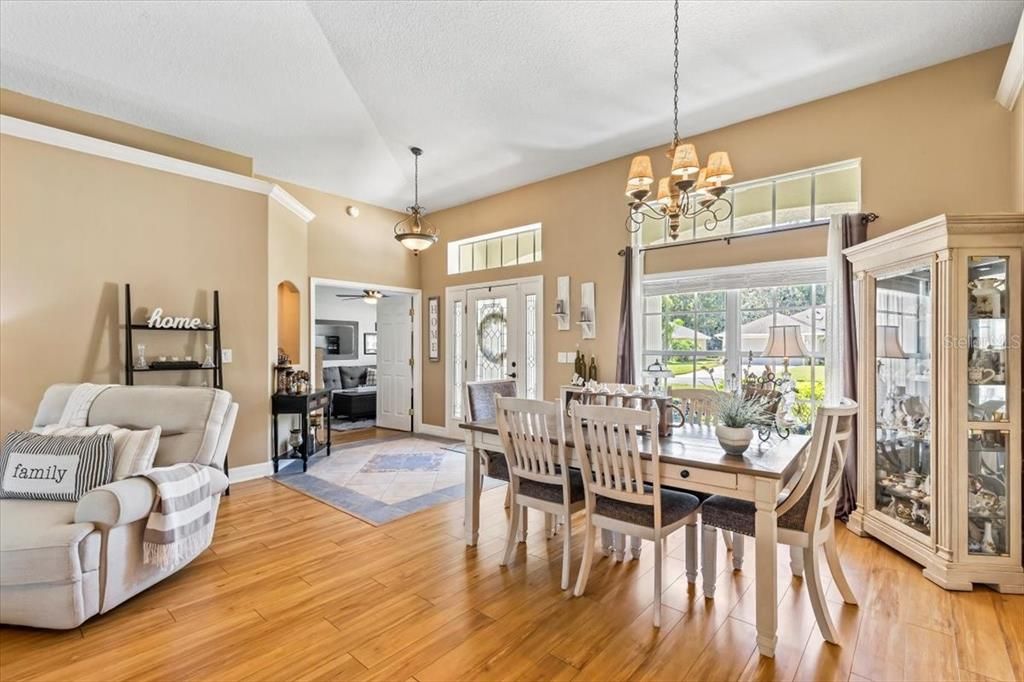 合同活跃: $439,900 (4 贝兹, 2 浴室, 2123 平方英尺)