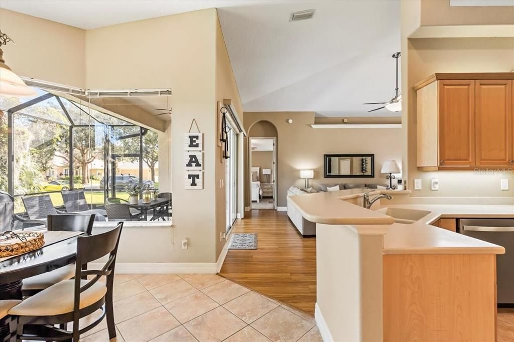 合同活跃: $439,900 (4 贝兹, 2 浴室, 2123 平方英尺)