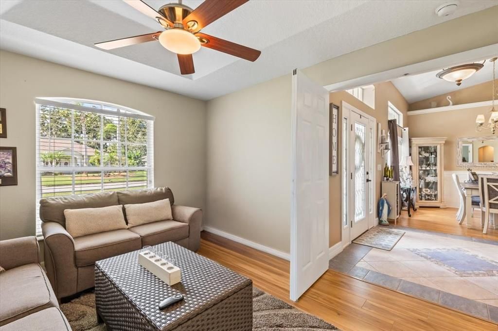 合同活跃: $439,900 (4 贝兹, 2 浴室, 2123 平方英尺)