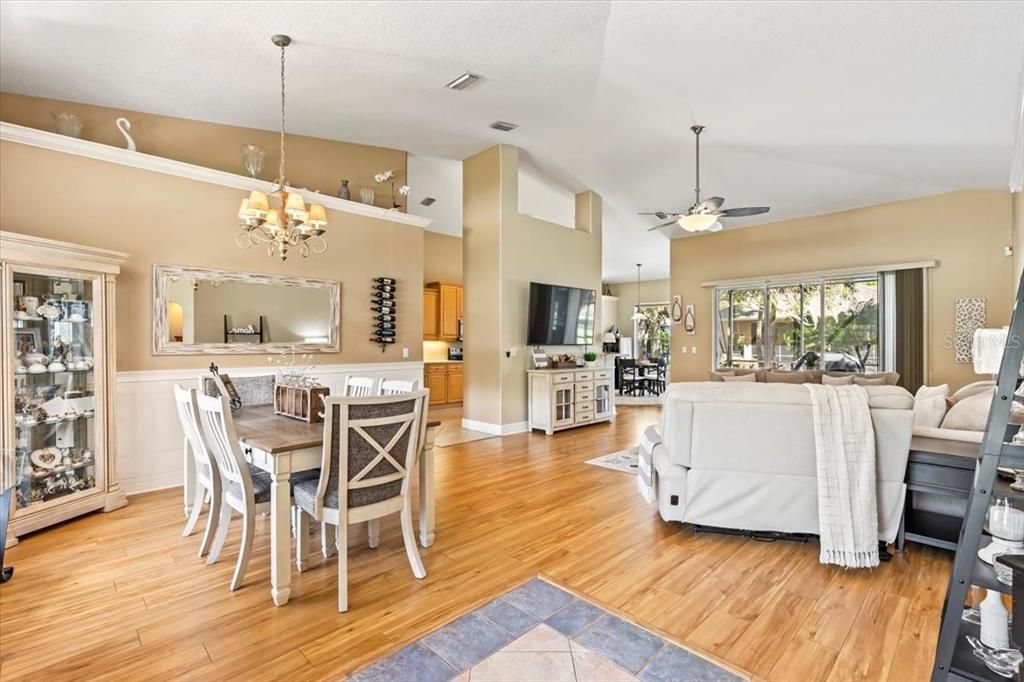 合同活跃: $439,900 (4 贝兹, 2 浴室, 2123 平方英尺)