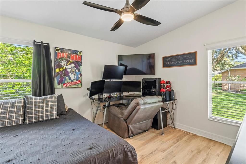 合同活跃: $439,900 (4 贝兹, 2 浴室, 2123 平方英尺)