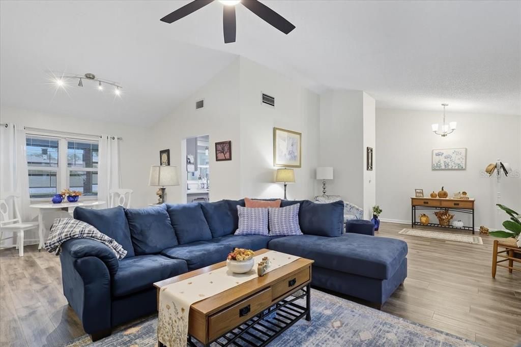 待售: $299,999 (2 贝兹, 2 浴室, 1625 平方英尺)