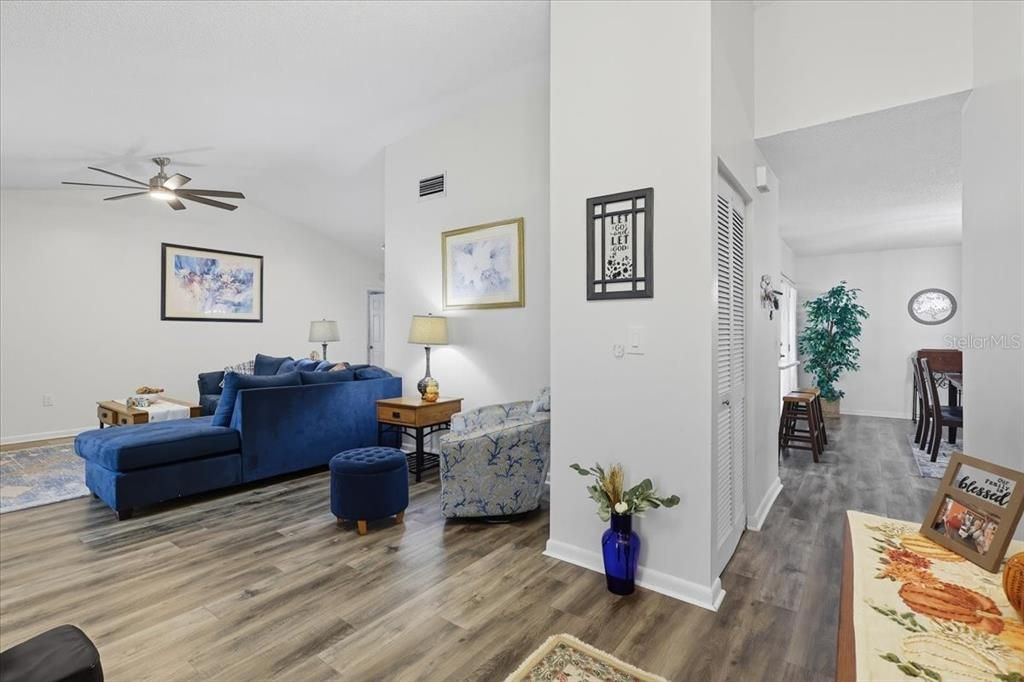 待售: $299,999 (2 贝兹, 2 浴室, 1625 平方英尺)