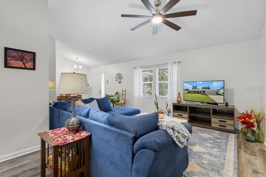 待售: $299,999 (2 贝兹, 2 浴室, 1625 平方英尺)