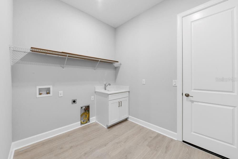 Activo con contrato: $773,644 (3 camas, 3 baños, 2275 Pies cuadrados)