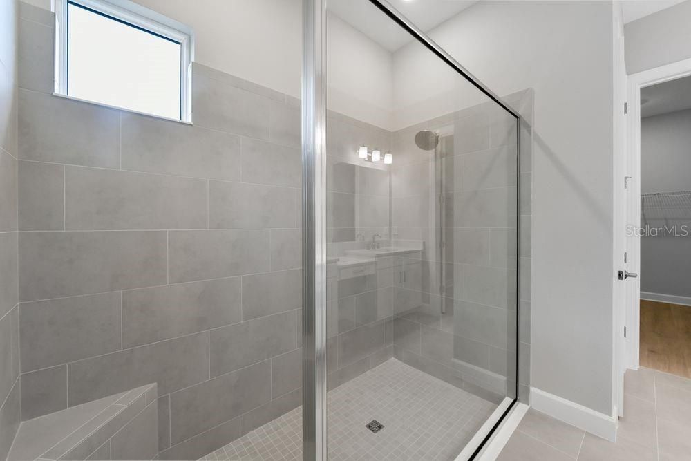 Activo con contrato: $773,644 (3 camas, 3 baños, 2275 Pies cuadrados)