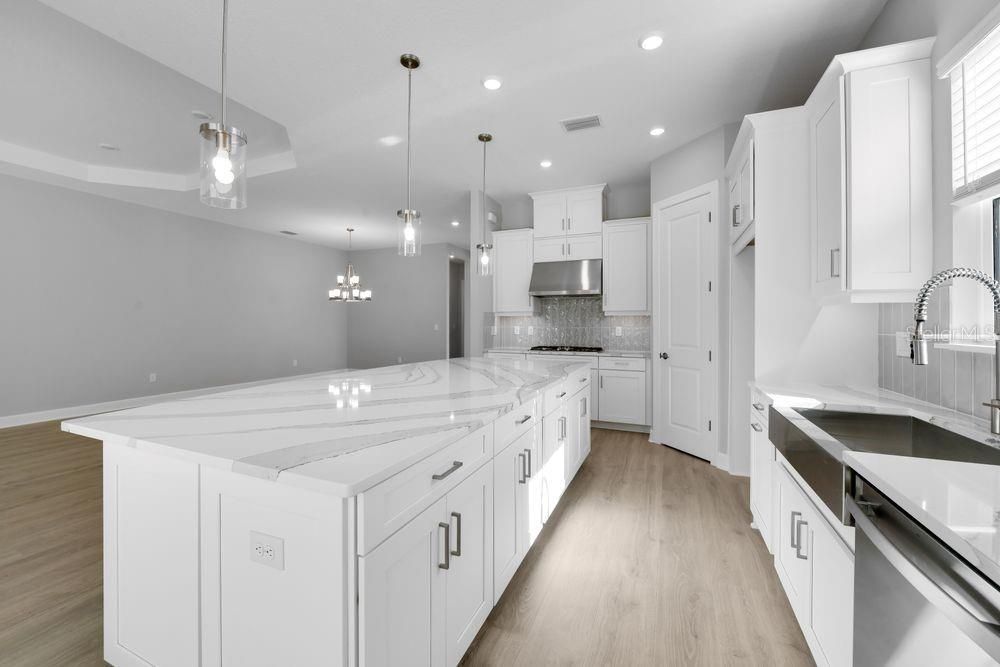 Activo con contrato: $773,644 (3 camas, 3 baños, 2275 Pies cuadrados)