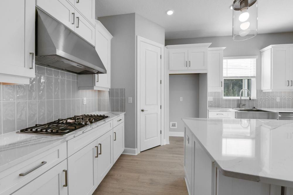 Activo con contrato: $773,644 (3 camas, 3 baños, 2275 Pies cuadrados)