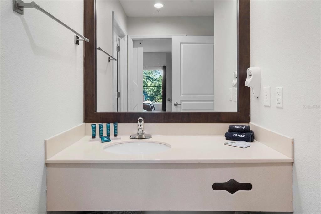 For Sale: $142,000 (1 beds, 1 baths, 547 Square Feet)