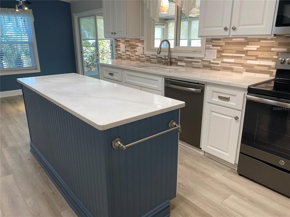 For Sale: $274,900 (3 beds, 2 baths, 1404 Square Feet)